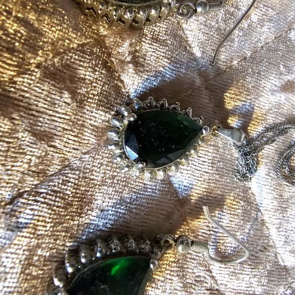 Elegant style jewelry set, necklace, and earrings - Picture 3 of 6